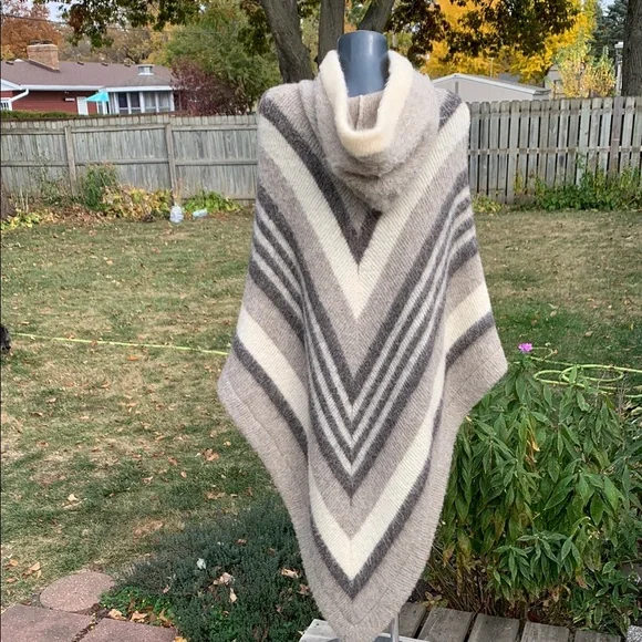 Vintage Hilda Ltd Hooled Poncho - Fuzzy Wool Statement Piece - Picture 11 of 13